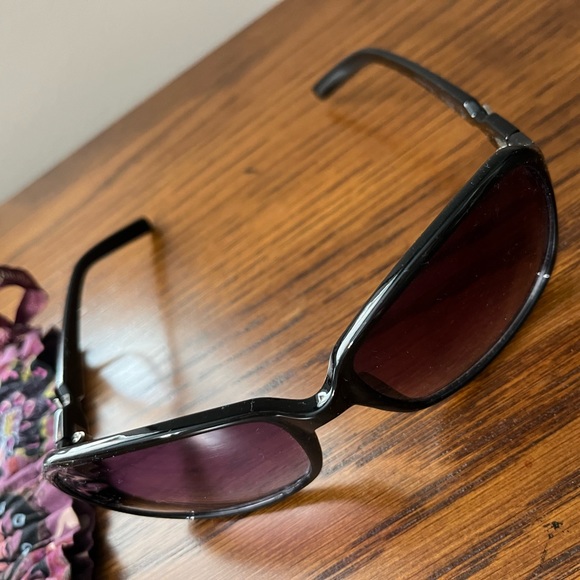 Sunglasses (women’s) - Picture 7 of 13